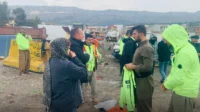 NGO provides raincoats for street workers in Koya district