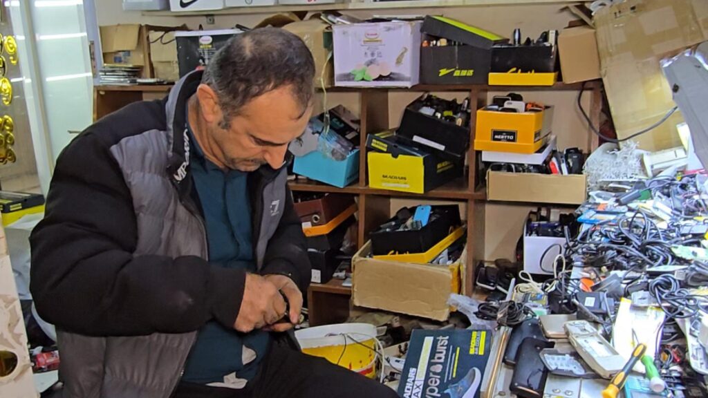 Sulaymaniyah shopkeeper revives vintage cell phones with over 10,000 devices in collection