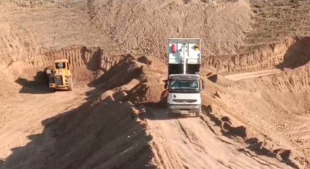 Tuz Khurmatu man constructs a pond to support wildlife during summer