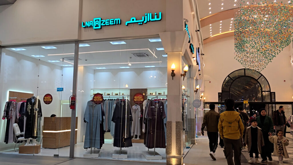 Saudi-style caftan draws shoppers in Mosul as entrepreneur launches Gulf fashion line