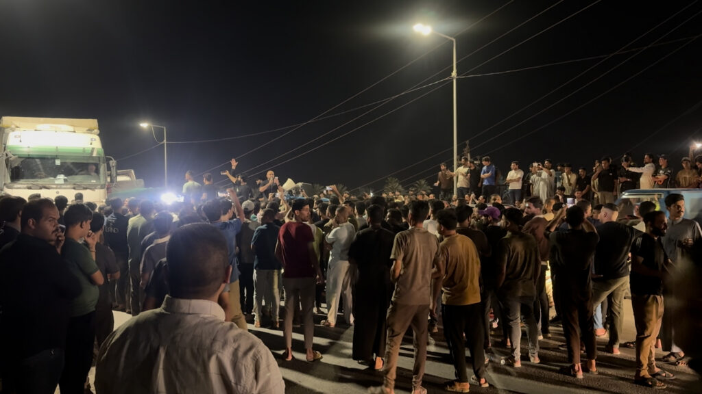 Najaf protesters block bridge over services, give authorities Muharram deadline